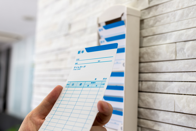 タイムカード不正打刻や手書きでの改ざん！従業員に懲戒処分すべき